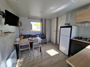 Fridge, microwave, stovetop