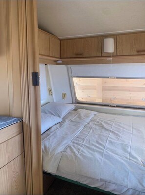 5 bedrooms, iron/ironing board, WiFi, bed sheets