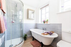 Séchoir à cheveux, serviettes fournies, savon, papier de toilette