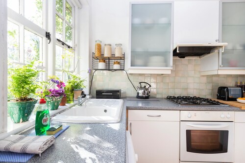 Magical Arts and Craft Cottage - Ealing W5 (15 mins to W1)