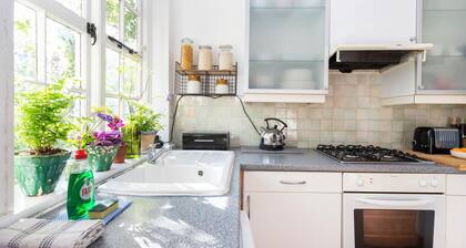 Magical Arts and Craft Cottage - Ealing W5 (15 mins to W1)