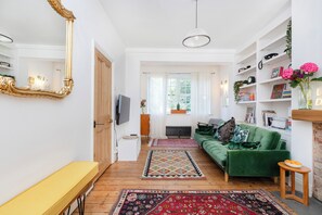 Living area - Magical Arts and Craft Cottage - Ealing W5 (15 mins to W1) (London)