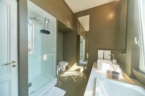 Regadera, tina de hidromasaje, secadora de cabello, bidet