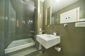 Dusche, Whirlpool, Haartrockner, Bidet