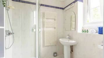 Bruser, hårtørrer, håndklæder