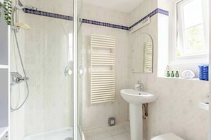 Douche, sèche-cheveux, serviettes fournies