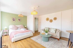1 bedroom, iron/ironing board, WiFi, bed sheets - Charming Studio| Windsor Castle Views By Tempstay (Windsor)