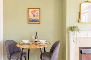 Dining - Charming Studio| Windsor Castle Views By Tempstay (Windsor)