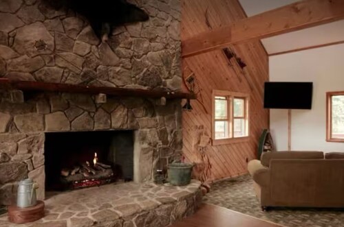 Cozy 2-bedroom cabin in the heart of Canaan Valley, with WiFi, AC, trails & pool