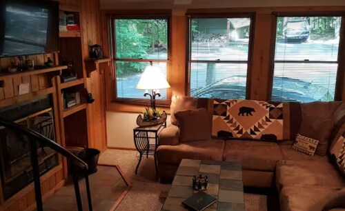 Cozy 2-bedroom cabin in the heart of Canaan Valley, with WiFi, AC, trails & pool