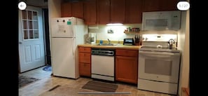 Micro-ondes, four, plaque de cuisson, lave-vaisselle