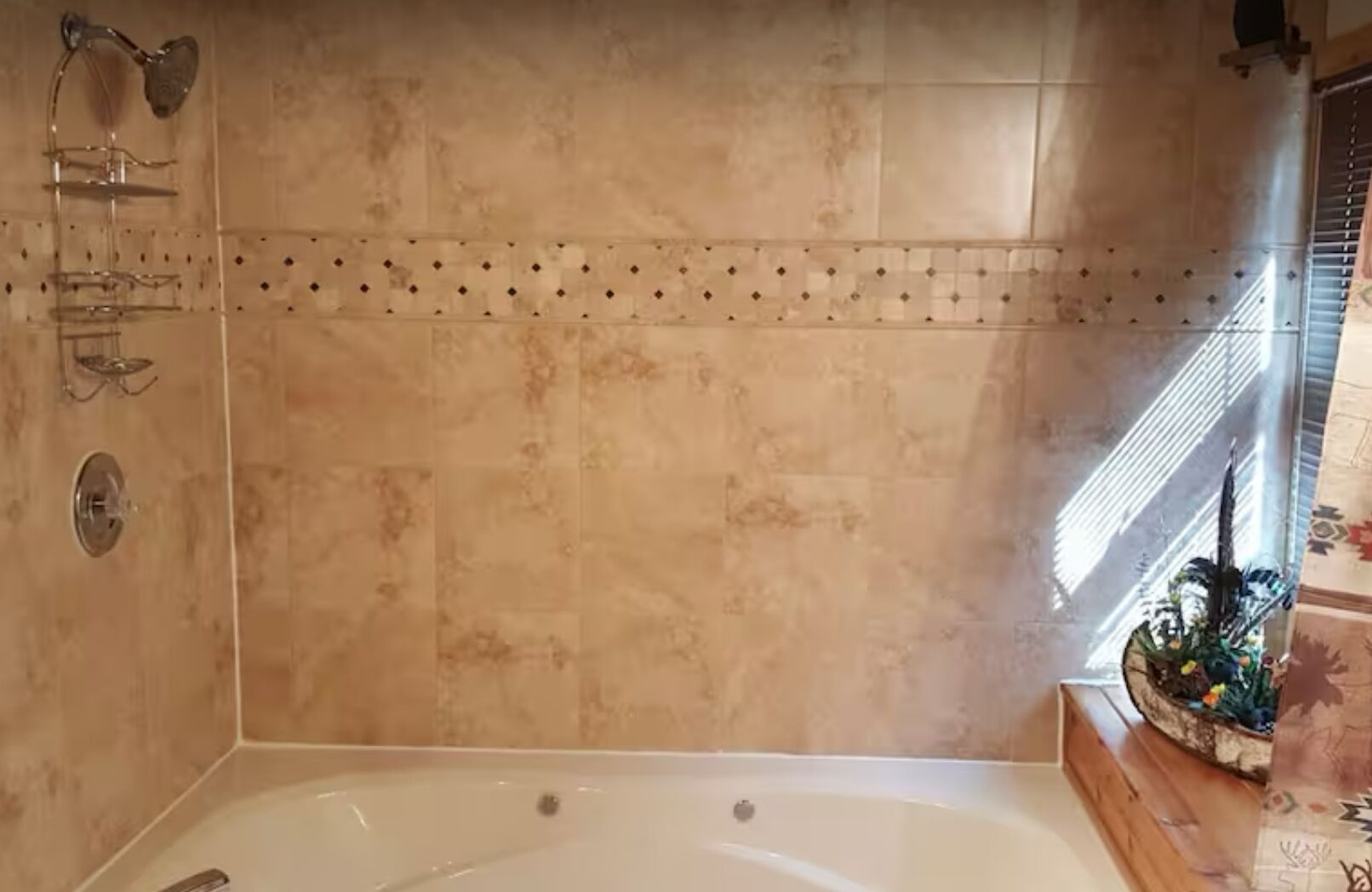 Baignoire à jets, sèche-cheveux, serviettes fournies, savon