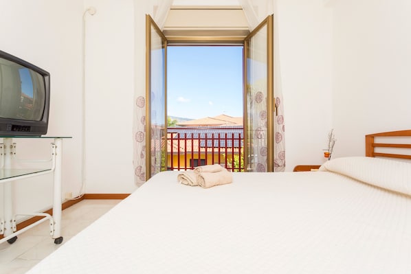 1 bedroom, bed sheets