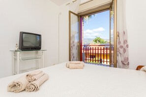 1 bedroom, bed sheets