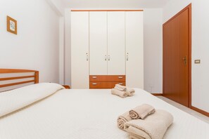 1 bedroom, bed sheets