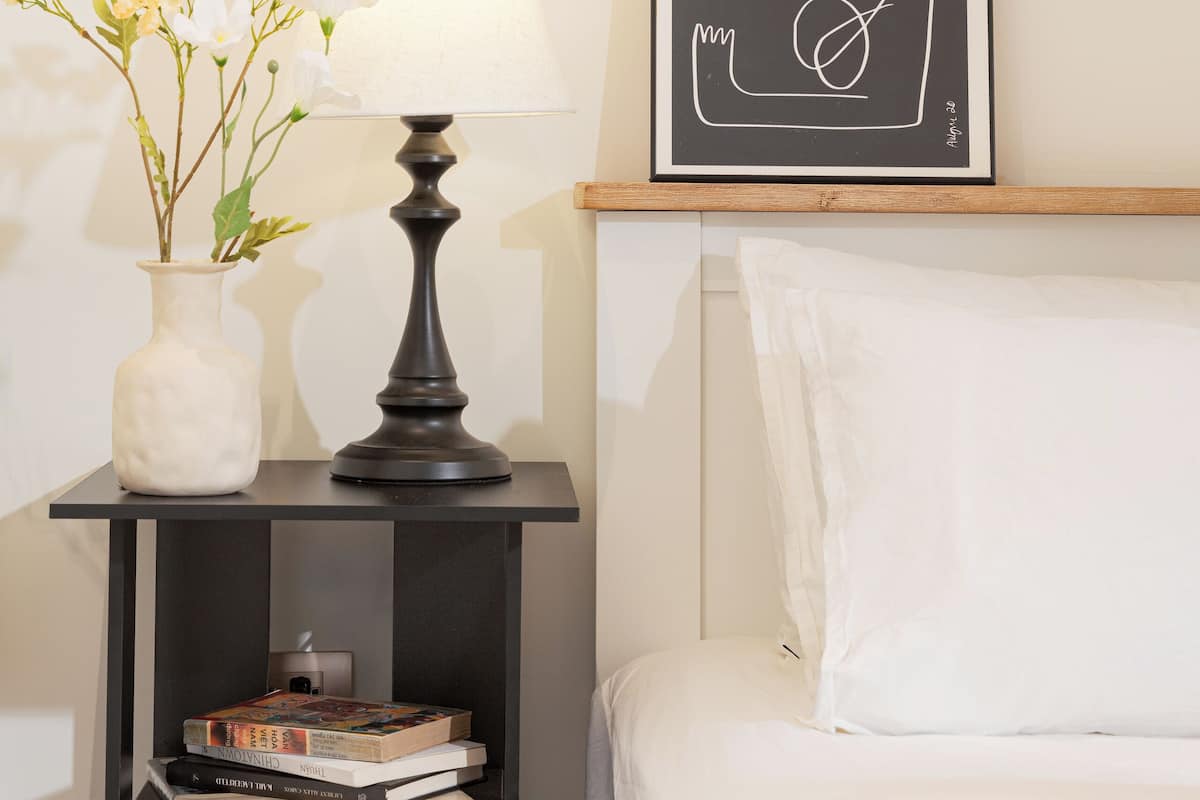 Quarto, 1 cama Queen | Escrivaninha, espaço de trabalho para notebook, cortinas blackout