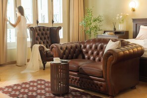 Deluxe King Room | Desk, laptop workspace, blackout drapes, soundproofing - Éclectique Hanoi Homestay (Ngoc Ha)