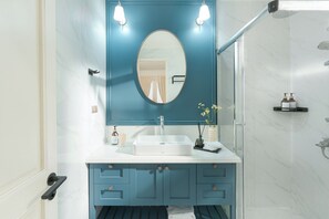 Double Room with Balcony | Bathroom - Éclectique Hanoi Homestay (Ngoc Ha)