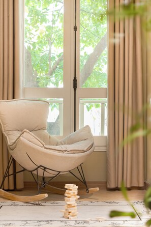 Deluxe King Room | Desk, laptop workspace, blackout drapes, soundproofing - Éclectique Hanoi Homestay (Ngoc Ha)