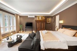 King Room with Pool View | Desk, laptop workspace, blackout drapes, soundproofing - Éclectique Hanoi Homestay (Ngoc Ha)