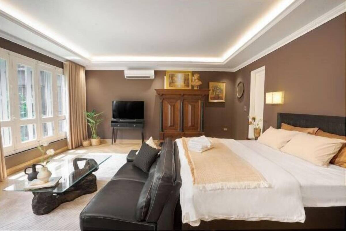 Desk, laptop workspace, blackout drapes, free WiFi