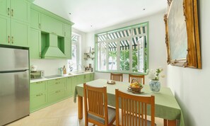 Mini-fridge - Éclectique Hanoi Homestay (Ngoc Ha)