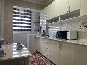 Kühlschrank, Mikrowelle, Ofen, Kochgeschirr/Geschirr/Besteck