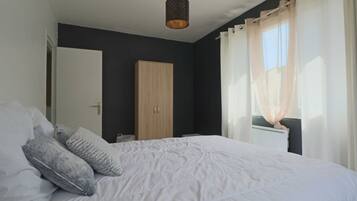 3 habitaciones, tabla de planchar con plancha, wifi y ropa de cama