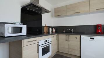 Kühlschrank, Mikrowelle, Ofen, Herdplatte