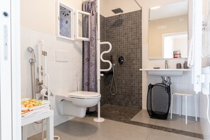 Dusche, kostenlose Toilettenartikel, Haartrockner, Handtücher