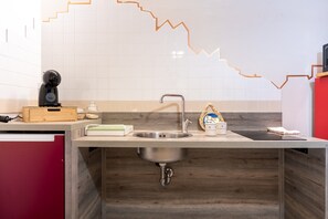 Frigorifero, microonde, piano cottura, macchina per tè/caffè