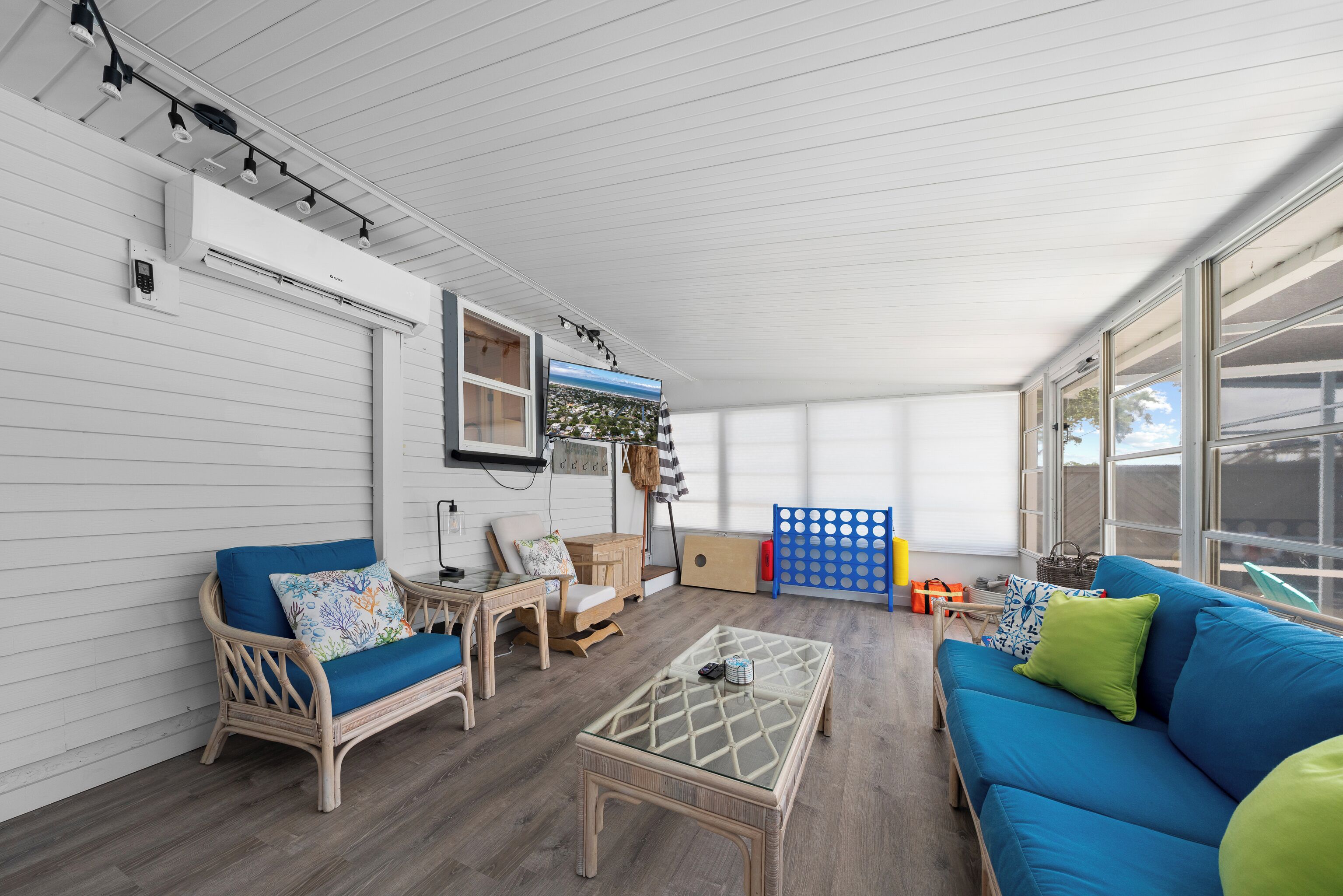 Een smart-tv en een stereo