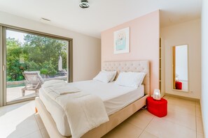 3 habitaciones, tabla de planchar con plancha, wifi y ropa de cama 