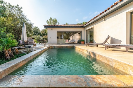 プール. Villa 'By the Gardon' with Mountain View, Wi-Fi and Air Conditioning