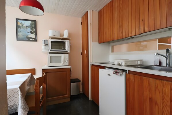 Kühlschrank, Mikrowelle, Ofen, Herdplatte