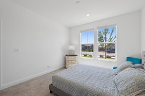 2 bedrooms, desk, iron/ironing board, WiFi
