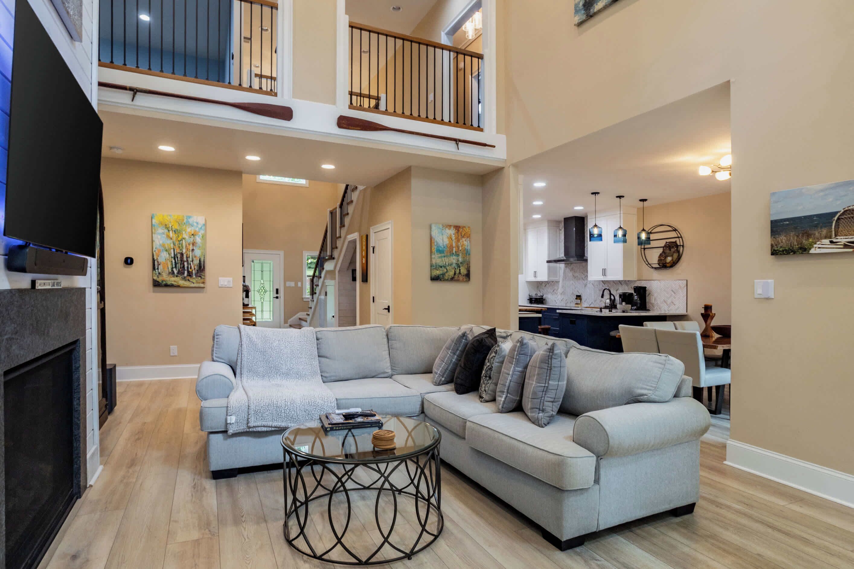 Smart-TV, peis, bøker og kontorer