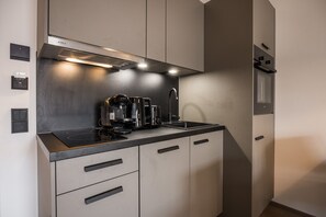 Réfrigérateur, four, lave-vaisselle, cafetière/bouilloire