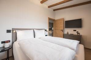 In-room safe, free WiFi, bed sheets