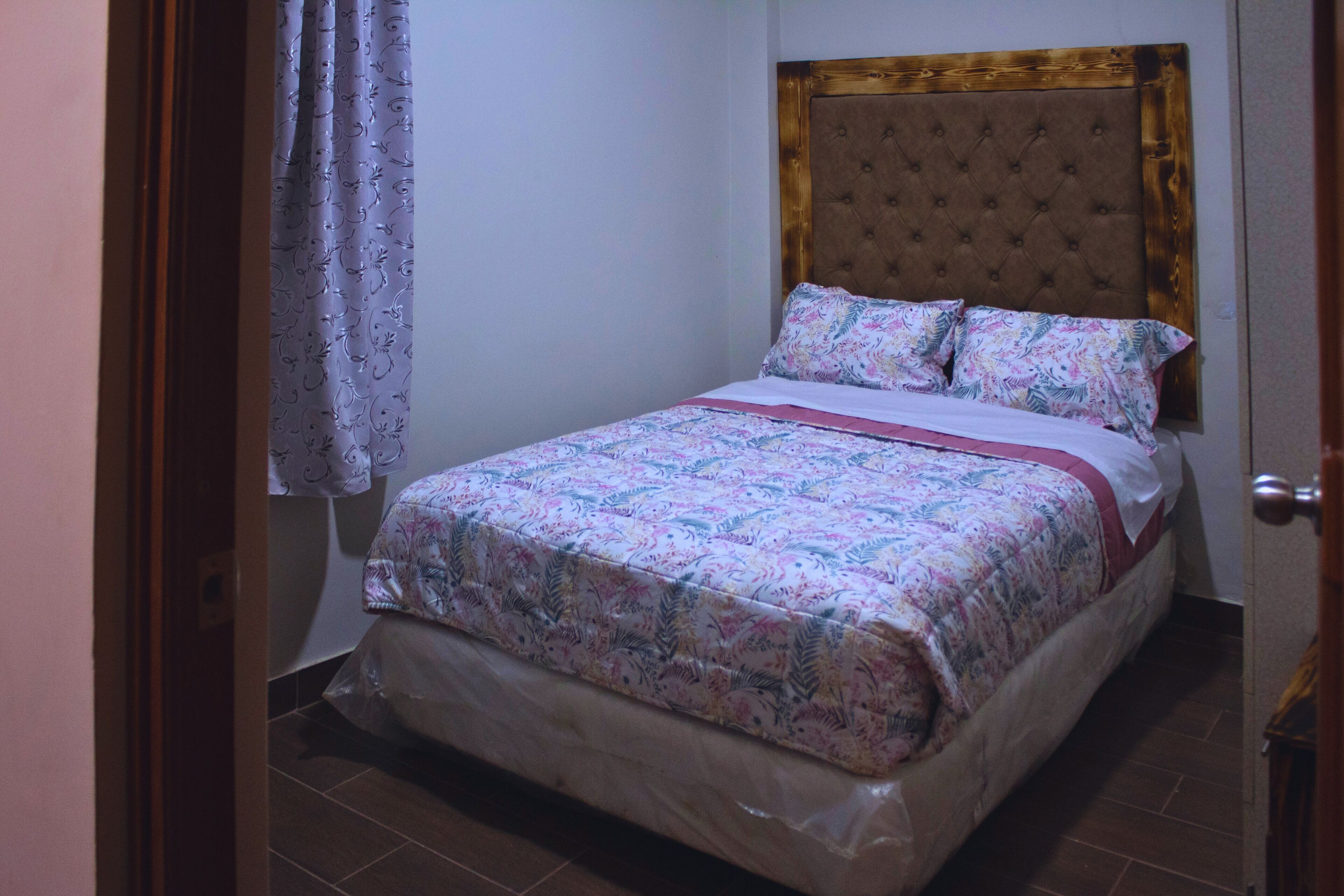 2 habitaciones, tabla de planchar con plancha, wifi y ropa de cama 