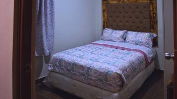 2 habitaciones, tabla de planchar con plancha, wifi y ropa de cama