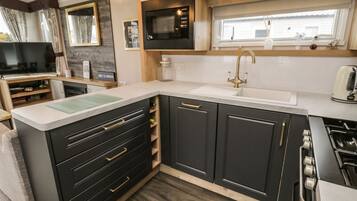 Dishwasher, cookware/dishes/utensils