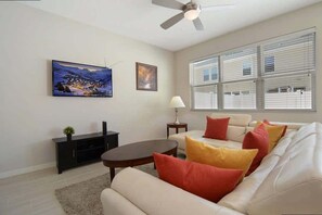 TV, DVD-spiller, bøker og stereoanlegg