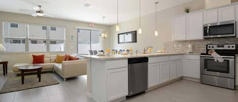 Réfrigérateur, four à micro-ondes, un four, surface de cuisson