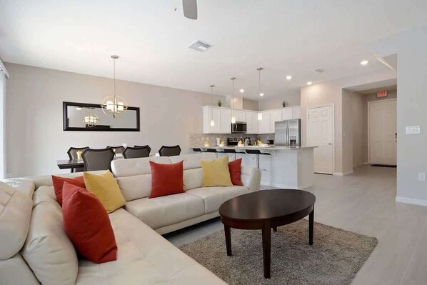 TV, DVD-spiller, bøker og stereoanlegg