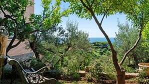 A bench in a garden with a view of the sea. - Lemon Green Apartment (Celle Ligure)