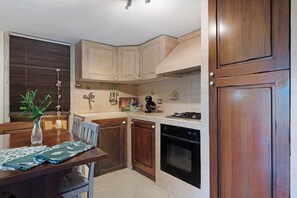 Jääkaappi, uuni, liesi, astianpesukone