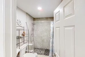 Douche, serviettes fournies, savon, papier toilette