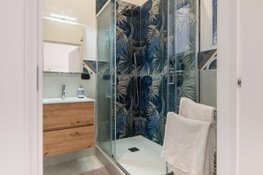 Dusche, Haartrockner, Handtücher