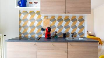 Refrigerador, microondas, parrilla de estufa y cafetera y tetera